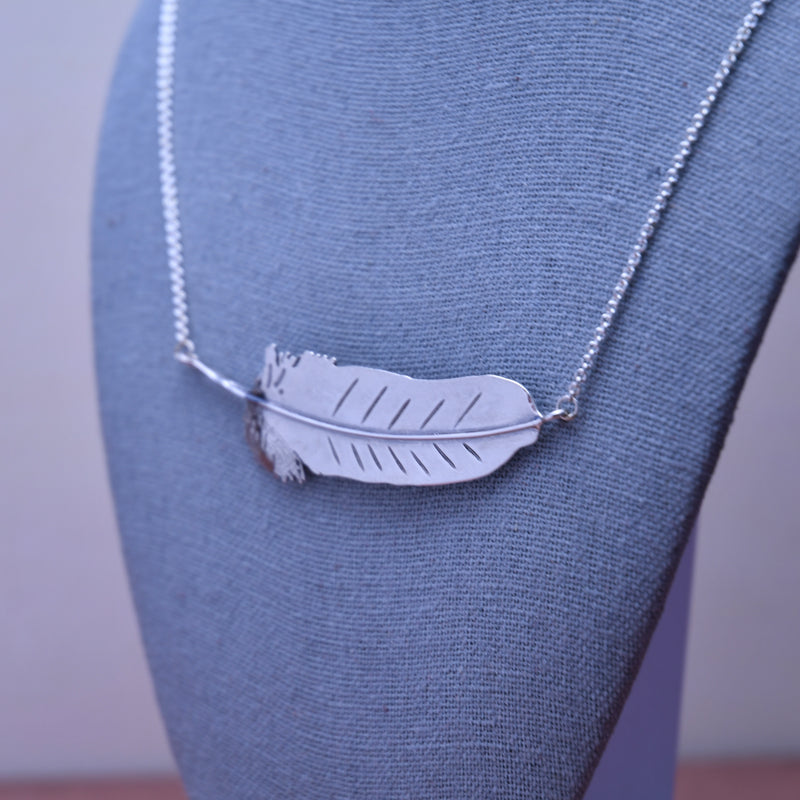 Line Feather Station Necklace